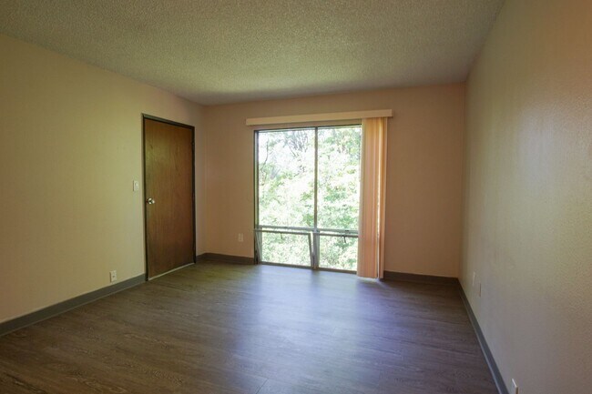 Building Photo - *Free Rent Special* Top Floor One Bedroom Near OHSU Ready Now!