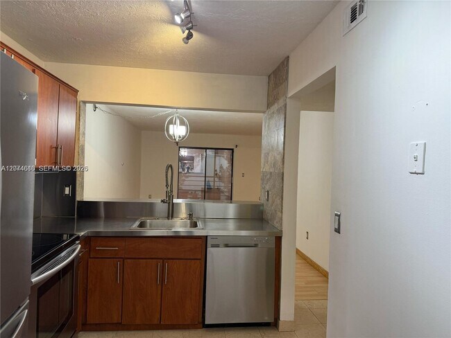 Building Photo - 20800 NE 8th Ct