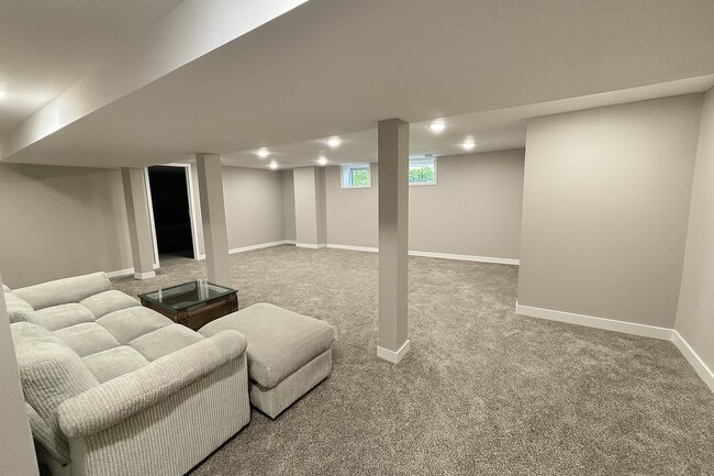 Building Photo - Rare Minnehaha Parkway rental Beautiful th...