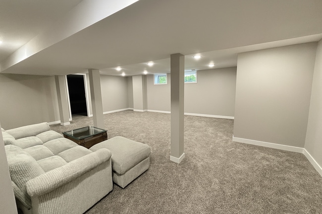 Building Photo - Rare Minnehaha Parkway rental under 5k! Be...