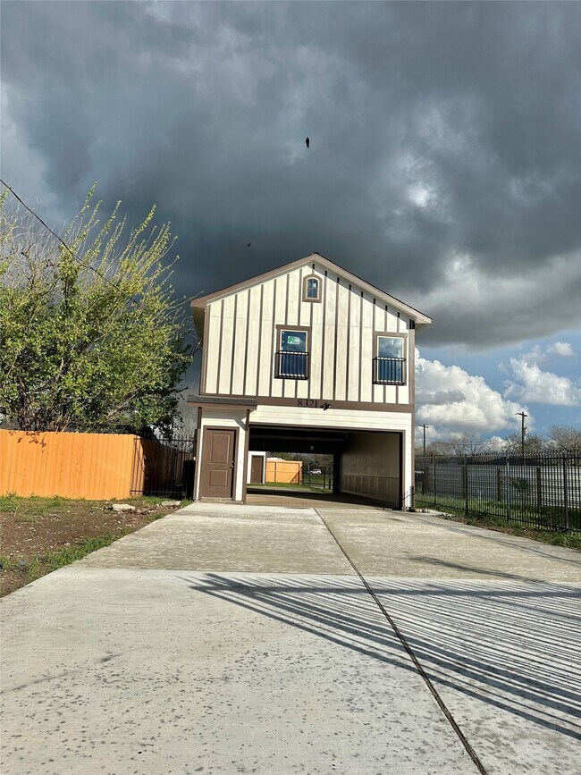 Building Photo - 8321 Coma St