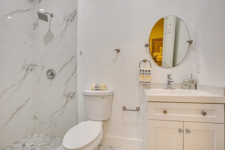 Building Photo - 2601 NW 15th Ct