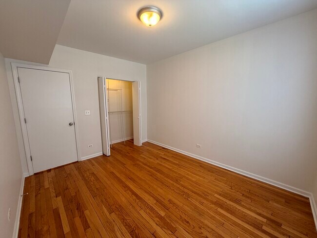 Building Photo - 2803 W Lawrence Ave