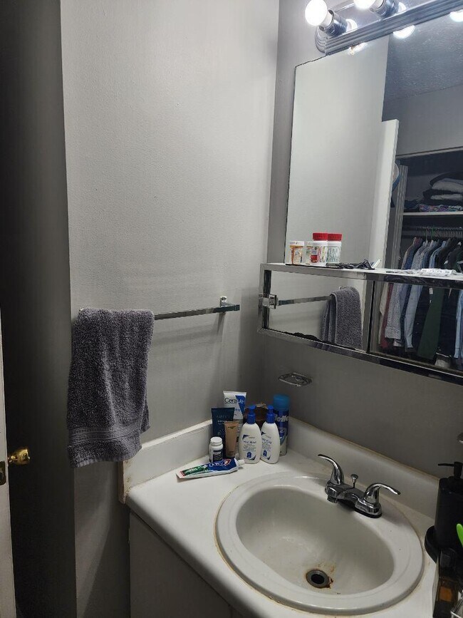 Building Photo - 562 Woodland Ave