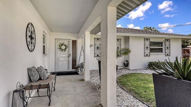 Building Photo - 6717 Roxbury Dr