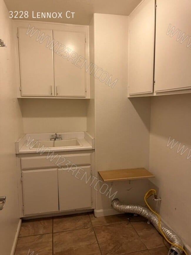 Building Photo - 3228 Lennox Ct