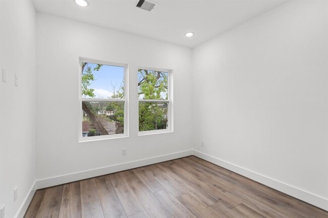 Building Photo - 216 E 31st 1/2 St