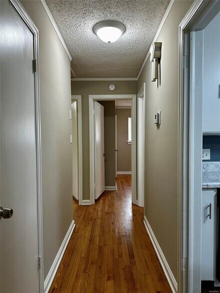 Building Photo - 1009 Rosedale Dr