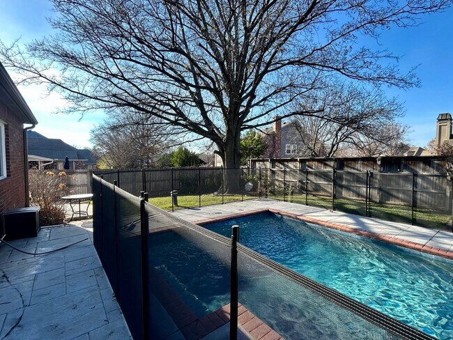 Building Photo - Stunning 4 bedroom, 3 bath home with a pool in beautiful Cedar Ridge!