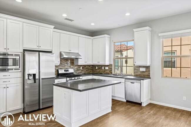 Building Photo - Your Next Home Awaits – Beautiful 3-Bedroom Irvine Townhome