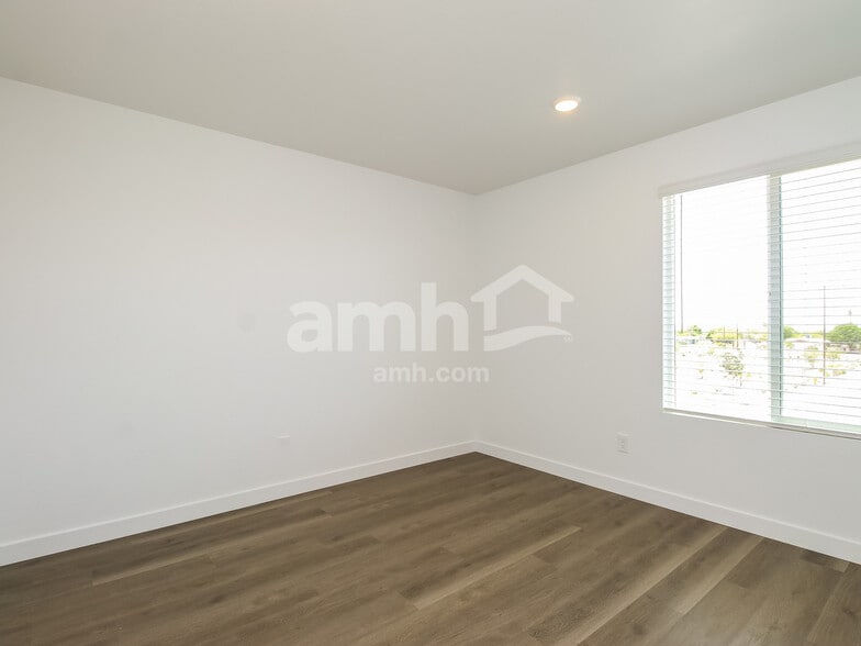 Building Photo - 20177 W Thomas Rd