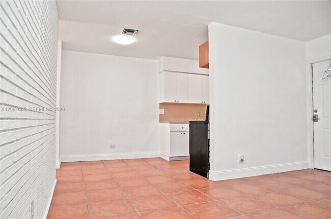 Building Photo - 304 SE 9th Ct