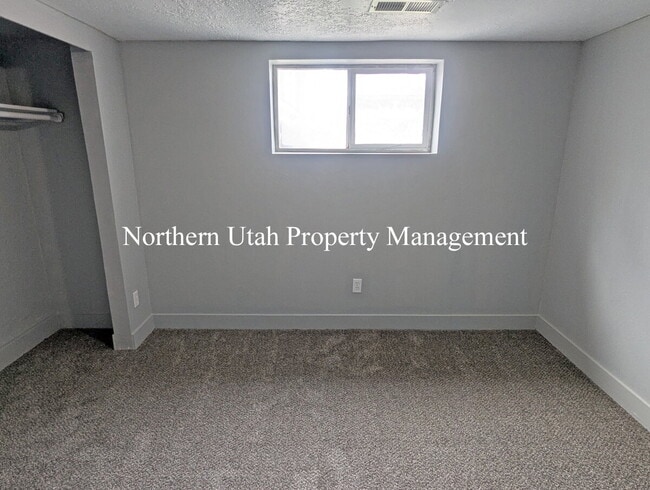 Building Photo - 4 Bed, 2 Bath