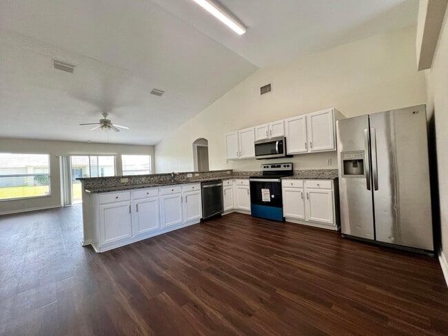 Building Photo - 532 SW Kabot Ave