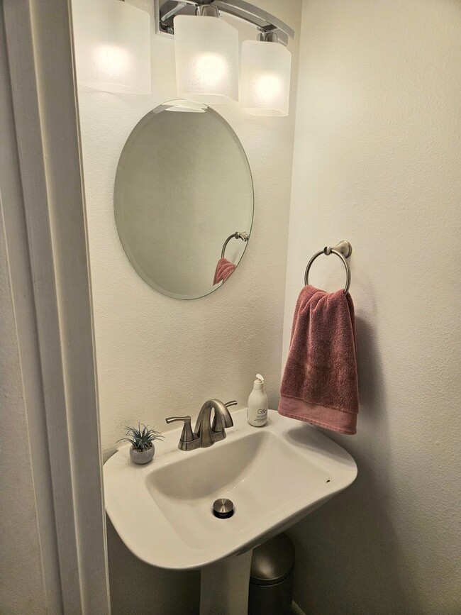 Building Photo - Everything you Need, 2 Bed, 1.5 Bath townh...