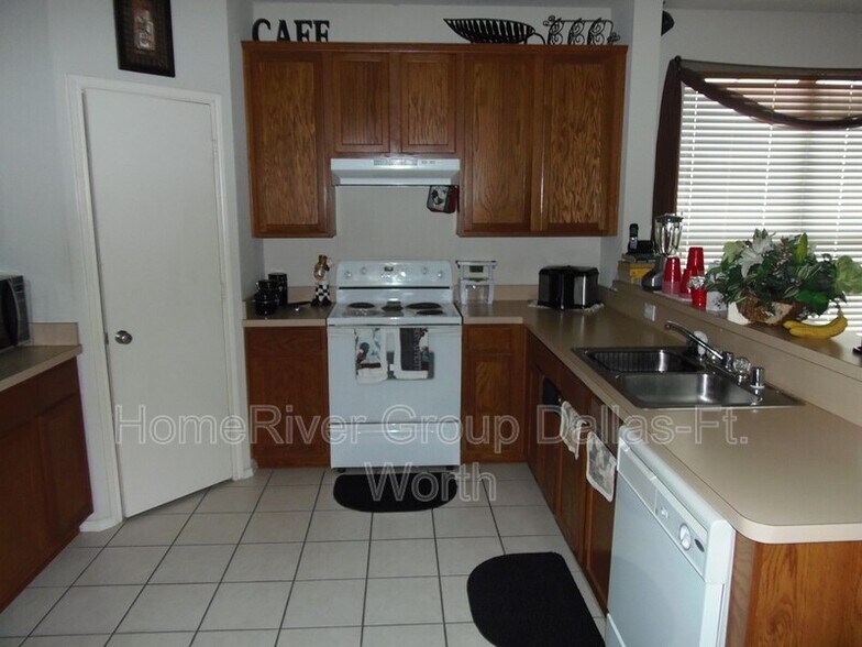 Building Photo - 2811 Oak Crest Dr