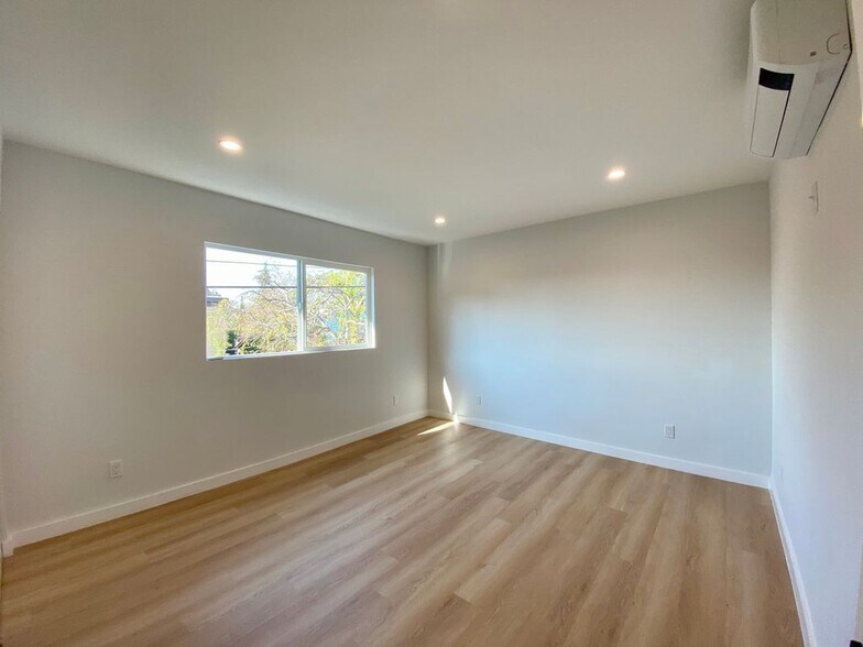 Building Photo - 3207 W 3rd St