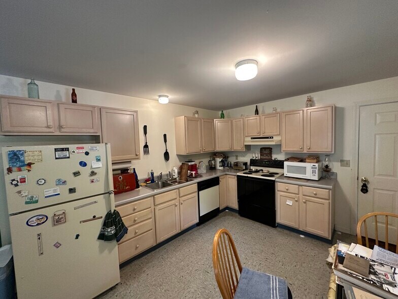 Building Photo - 49 Overlock Rd