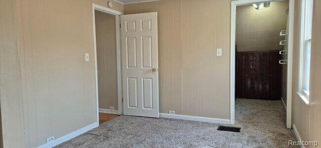 Building Photo - 830 Knowles St