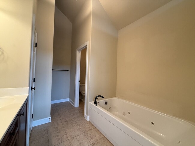 Building Photo - 1012 Scarlet Woods