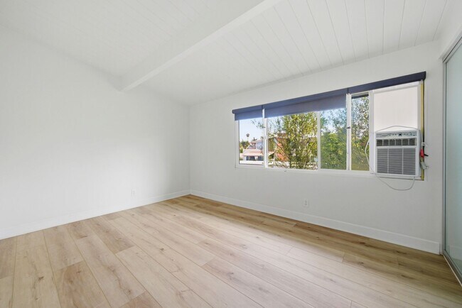 Building Photo - 4200 Shorecrest Ln