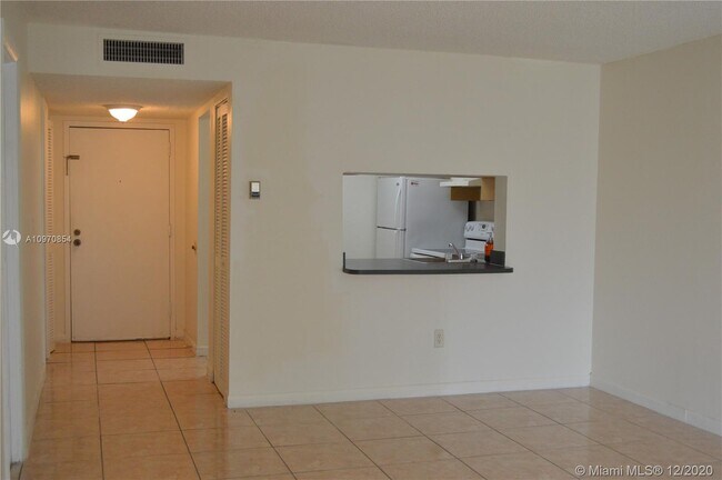 Building Photo - 9320 Fontainebleau Blvd