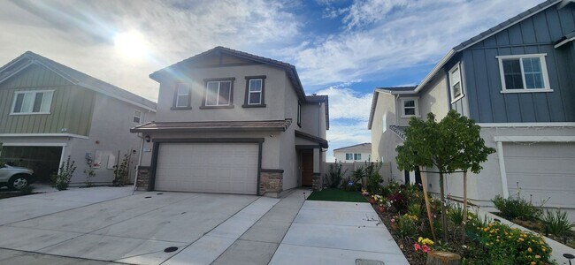 Building Photo - Beautiful 3 Bedroom 2.5 Bathroom Home in E...