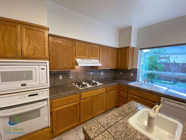 Building Photo - $6995-Amazing 4 Bed/3 Bath Home in Mtn. Vi...