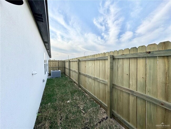 Building Photo - 12 Aryana N Ave