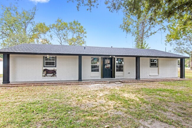 Building Photo - 15529 Pine St