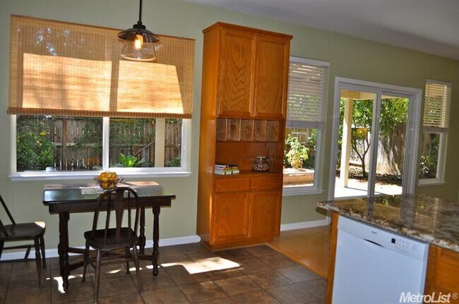 Building Photo - Comfortable Contemporary  Furnished home Short term rental only