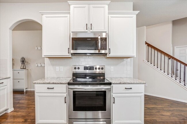 Building Photo - 4/2.5 in Midway ISD