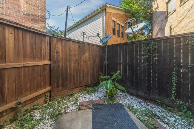 Building Photo - 9710 Riddlewood Ln
