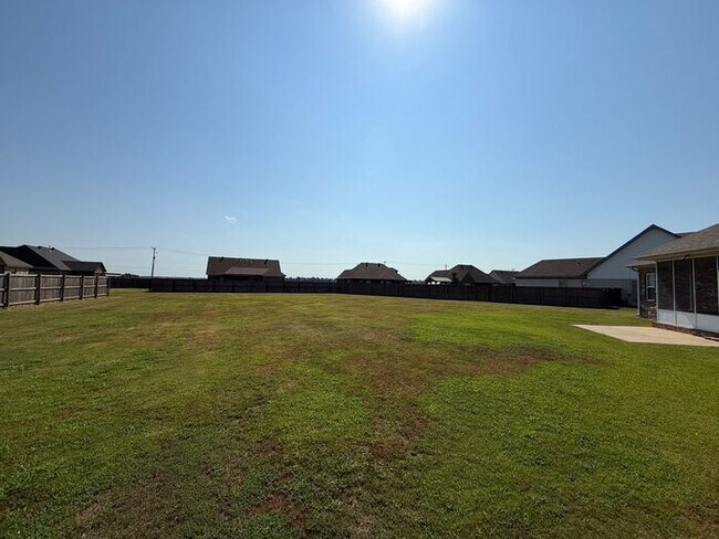 Building Photo - GORGEOUS HOME IN RUSTLING OAKS JUST MINUTES FROM MEMPHIS