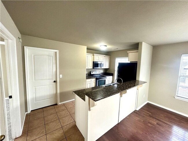 Building Photo - Craftsman style 3 bedroom 2 bath Home - Avail NOW!