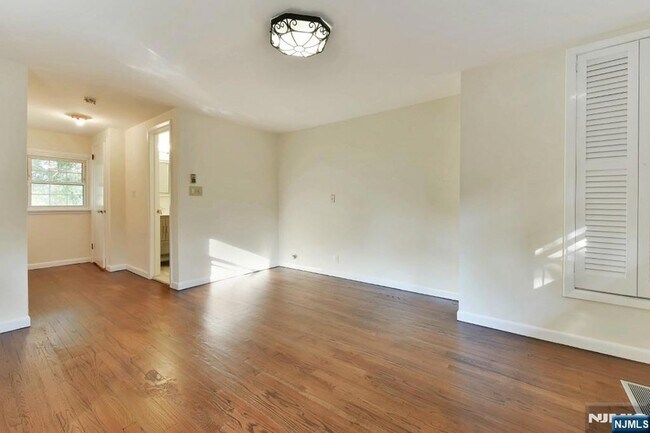 Building Photo - 4 Marconi St