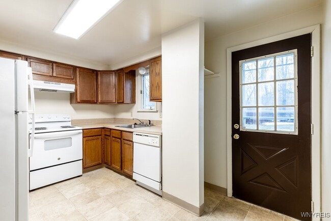 Building Photo - 140 Ayrault Dr