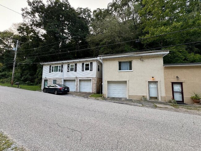 Building Photo - 890 S Park Rd