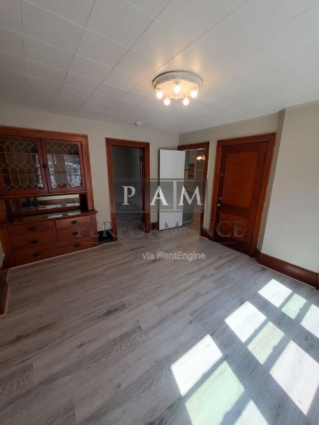 Building Photo - 1120 S 56th St