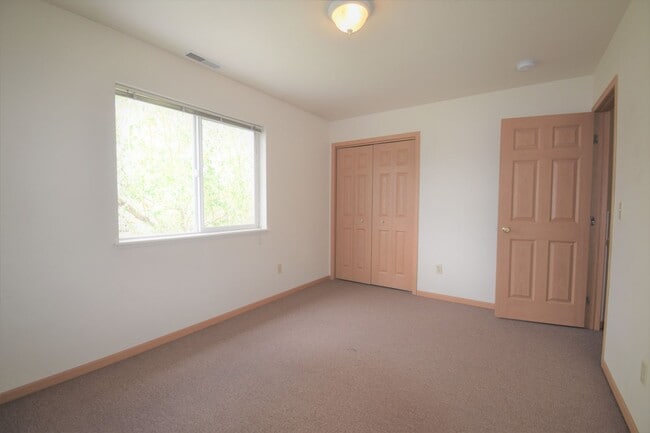 Building Photo - Centrally Located 3b 1.5ba Townhouse with attached Garage and Patio!