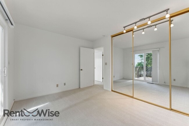 Building Photo - 6845 Thornhill Dr