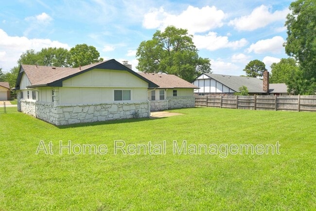 Building Photo - 401 N Fir Pl