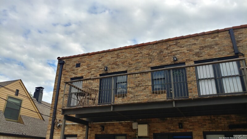 Building Photo - 209 E Rosewood Ave