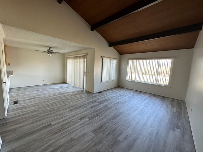 Building Photo - Updated Townhome with River Access and Bea...