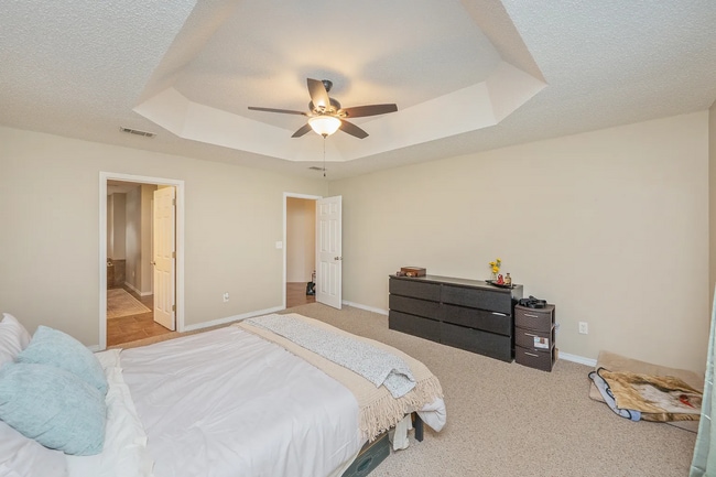 Building Photo - 4 Bedroom 2 bathroom