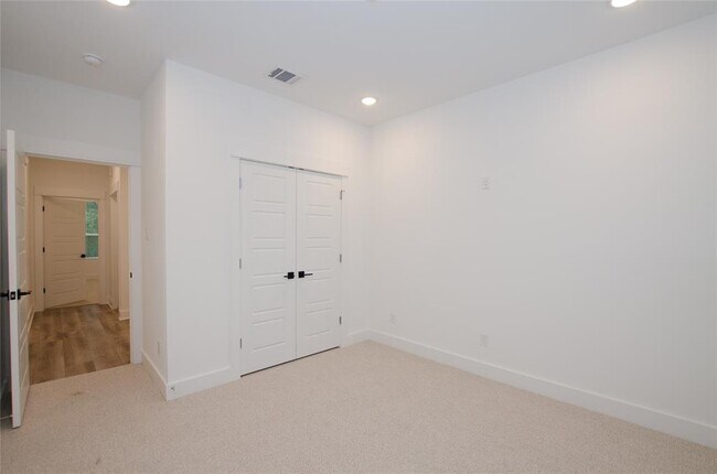 Building Photo - 2054 Johanna Dr