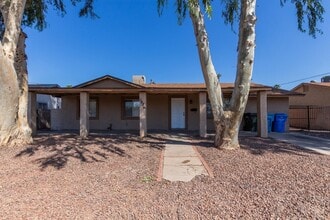 Building Photo - Spacious 4 Bed / 2 Bath Home in Phoenix – Move-In Ready!