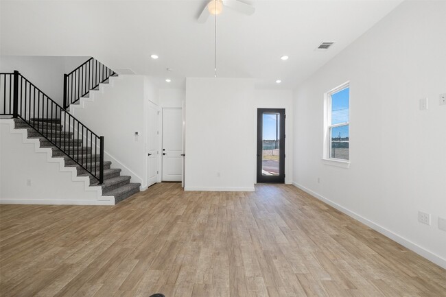 Building Photo - 255 Lourdes Ct