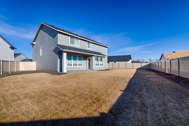 Building Photo - Custom Hunter-Douglas shutters throughout.