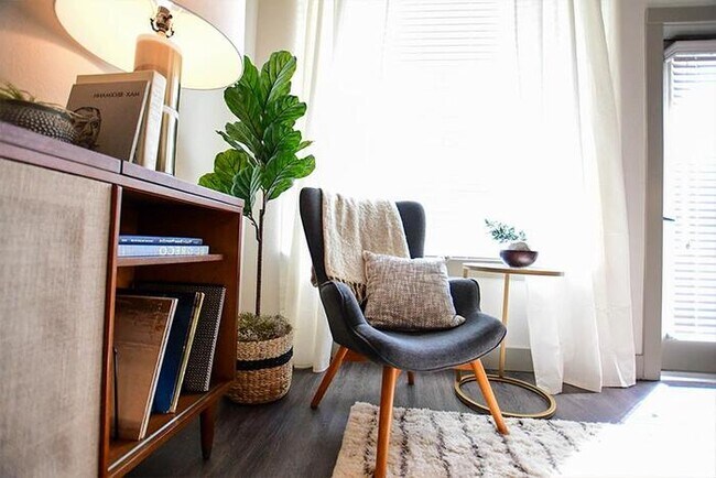 Building Photo - 4216 Sloane St